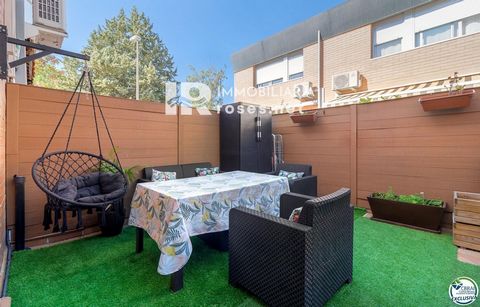 Energy Certificate: N0K6JDTVY On the ground floor are the living-dining room, a separate kitchen with laundry room, a toilet, direct access to the garage and a beautiful patio with chill out area with barbecue. A staircase gives access to the bedroom...