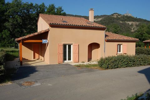 Dop Real Estate biedt aan: Les Rives de l’Ardèche 168/11. Deze prachtige vrijstaande villa is gelegen in de directe omgeving van het sfeervolle dorp Vallon-Pont-d’Arc in de Ardèche. Met een woonoppervlakte van ca. 112m2 op een perceel van ca. 580m2 b...