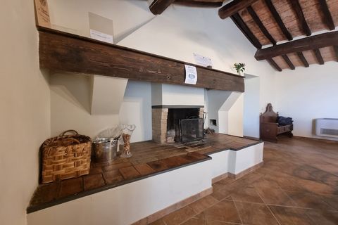 Genießen Sie einen unvergesslichen, natürlichen Urlaub in diesem freistehenden Haus in der sienesischen Landschaft. Es ist ideal für einen Urlaub mit der Familie.Die Unterkunft befindet sich in Montalcino, einem alten Dorf im Val d'Orcia, das für sei...