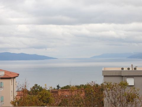 Location: Primorsko-goranska županija, Rijeka, Srdoči. SRDOČI - apartment 140m2 DB+3S with a panoramic view of the sea + garden 175m2 The apartment on the ground floor of 140m2 is located in a building with a total of 6 residential units. The apartme...