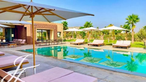 This property is enviably located in an exclusive gated community a mere 15 minutes from downtown Marrakech. The villa with modern lines and fitted with an elevator is located first rank on the golf course. A right to use the adjacent land comes in a...