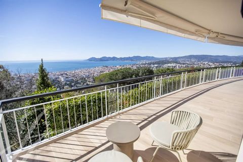 Surplombant la baie de Cannes, dans une résidence à taille humaine, ce splendide appartement de 110 m² habitables plus terrasse sud de 45 m² bénéficie d'une vue mer époustouflante. Intégralement rénové avec des prestations haut de gamme, il se compos...