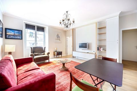 Paris 7th, Varenne-Bac on the Left Bank of the Seine. In the heart of the Left Bank, located in a beautiful building, apartment of 60 m2 completely renovated, located on the 1st floor, including an entrance, a separate toilet, a beautiful reception r...