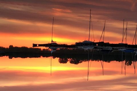 En el Mar del Norte, cerca de Xanten, esta casa flotante goza de una ubicación idílica en medio de un paisaje de lagos verdes. El Mar del Norte y el Mar del Sur son dos lagos interconectados. Alrededor de los lagos encontrará una gran variedad de act...