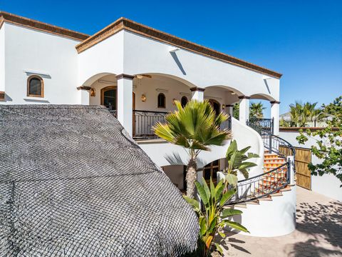 Imagine waking up to the sound of waves just steps from your front door. Casa Julie located only 1 lot off the beach and a short 1 4 mile from the heart of Los Barriles offers the perfect blend of tranquility and convenience. Spend your mornings sipp...