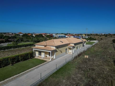 Das Anwesen liegt in einer ländlichen Gegend, umgeben von landwirtschaftlichen Feldern und Wäldern, und verfügt über einen breiten Eingang mit Garten, einen Grill mit Terrasse, um Mahlzeiten im Freien in absoluter Privatsphäre zu genießen, ein Nebeng...