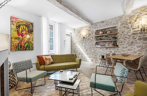 À découvrir : cette magnifique maison de ville parfaitement située au coeur de Saint-Tropez. Répartie sur trois niveaux, elle vous accueille au rez-de-chaussée avec un élégant séjour lumineux, accompagné d'une cuisine ouverte et d'un WC. Le premier é...