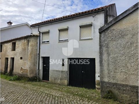 3 bedroom villa in Pereira with patio, annexes and land. Of old construction but in good condition, the building is developed on 2 floors: - 1st floor, which can be accessed from the main street, through an interior staircase, or from the patio back ...