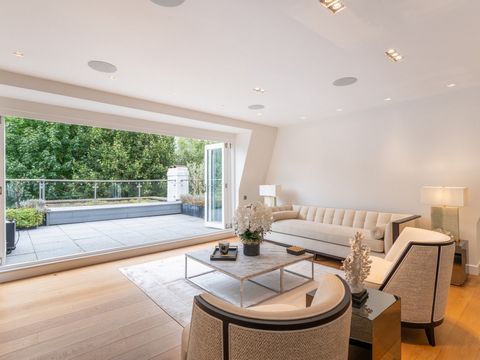 Situado en la prestigiosa zona de Maida Vale, este apartamento ultralujoso ofrece una experiencia de vida inigualable con cocina Poggenpohl equipada con electrodomésticos Miele, sistema de sonido integrado Sonos en toda la vivienda y calefacción por ...