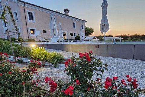 Ce manoir, situé au cœur de la région des Marches, est une résidence historique offrant le meilleur de la tranquillité des collines verdoyantes, tout en étant à proximité des charmantes plages de sable de l'Adriatique. La ferme a été savamment divisé...