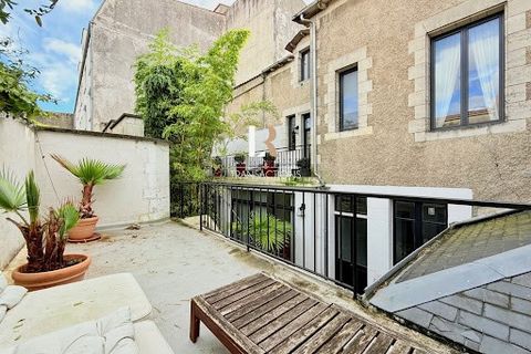 LR Transactions offers you: In the hyper-center, 100m from the old port, magnificent character house with exterior. An entrance hall leads to a first office room that can also be used as a large bicycle room. The latter opens onto a pretty living roo...