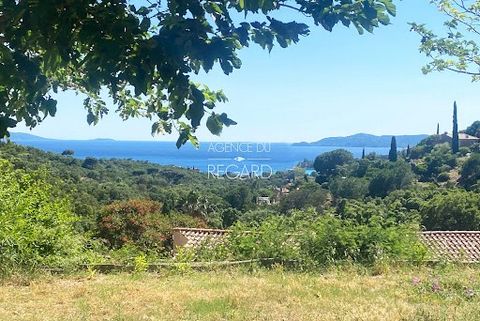 Propriété vue mer au Lavandou... Au Lavandou, cette propriété d’environ 5 000m², orientée plein sud bénéficie d’une belle vue sur la mer, dans la baie de Cavalière (à 4mn en voiture) et sur l’ile de Port Cros. Cette villa de 241m² a été édifiée dans ...