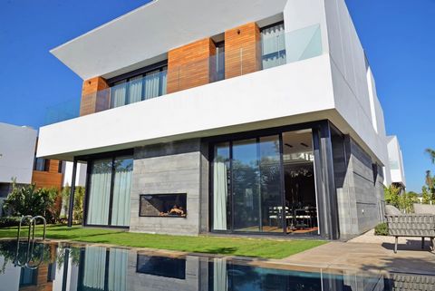 Located in Casablanca. Discover this stunning standalone villa with a modern and contemporary design, located in the sought-after neighborhood of Bouskoura. With a generous living space of 570 m², this unique property offers luxurious and spacious li...