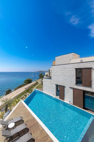 Location: Šibensko-kninska županija, Primošten, Primošten. Beautiful villas for sale located in the first row to the sea in a luxurious complex on the coast in Primošten. Villa 7 consists of a living room, kitchen, four bedrooms and four bathrooms. G...