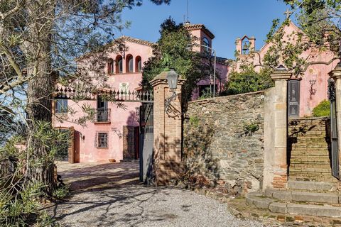 Propriété Unique alliant histoire, luxe et nature dans un emplacement dexception Nichée sur les collines de Vallvidrera, cette propriété exclusive offre des vues incomparables sur le Tibidabo et le Parc Naturel de Collserola. Elle comprend trois rési...