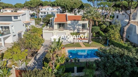 Located in Vilamoura. This charming and traditional 4-bedroom villa, situated in the heart of Vilamoura, combines comfort, style, and convenience. Set on a spacious 905 sq.m. plot with a 298 sq.m. built area, the property is ideally located within wa...