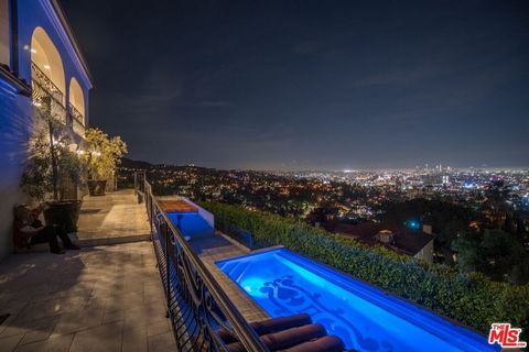 Diese mediterrane Villa der Alten Welt befindet sich in den prestigeträchtigen Outpost Estates und bietet von jedem Zimmer aus Blick auf das Flugzeug und maßgeschneiderte Oberflächen! Betreten Sie einen romantischen Innenhof mit Jasminduft in das Erd...