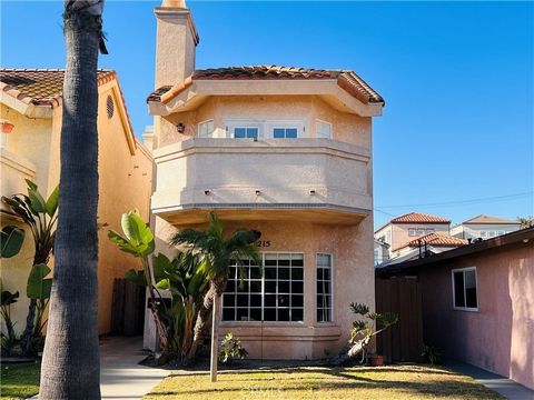 Prime Coastal Living in Huntington Beach! Located just 1.5 blocks from the shimmering Pacific Ocean and Surf City's iconic beaches, this home offers an unparalleled coastal lifestyle. Enjoy water activities, sun-filled days, and awe-inspiring sunsets...