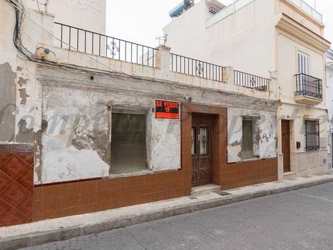 Renovation Opportunity with Expansion Potential in the Heart of Nerja Nestled on the charming Calle Almirante Ferrándiz, this 100-square-meter townhouse is a rare gem for those seeking a renovation project in one of Nerja's most desirable locations. ...