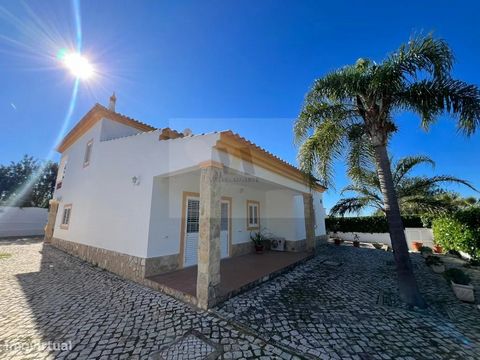 Detached House in Moncarapacho - A Haven of Tranquility and Comfort Discover this magnificent detached villa situated just 3km from the charming village of Moncarapacho. Located in a quiet urbanization, this property offers the best of both worlds: p...