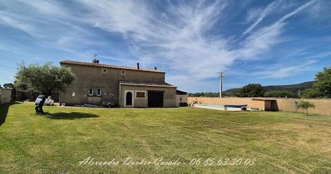 Alexandra DUCHER-CASADO vous présente sur la commune des Mées 04190, cette maison pleine de charme, achevée en 1979, et située sur un terrain de plus de 1360 m² entièrement plat et clos. Proche des commodités, cette propriété est idéale pour les fami...