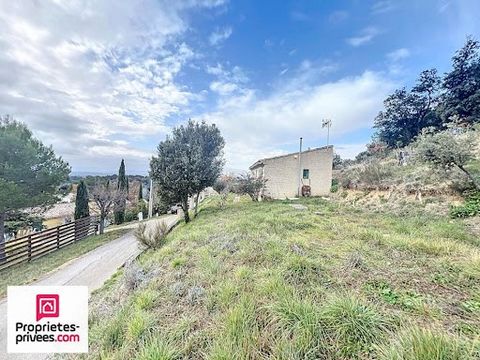 Proche du lac St Croix et de Moustier, Baudinard sur Verdon, au calme avec une vue panoramique plein sud, une villa de plain-pied sur un terrain de 1 600m² de terrain en restanques. la maison traditionnelle se compose d'un lumineux salon séjour cuisi...