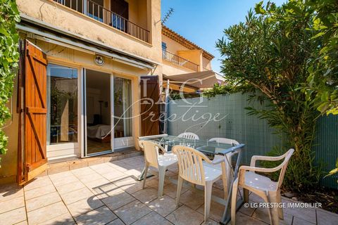 Casa adosada con entrada independiente, cerca de comercios y playas. Planta baja: entrada, cocina americana, sala de estar que da a una gran terraza, aseo separado, armarios. Planta alta: baño y dormitorio con balcón. 2 plazas de aparcamiento al aire...