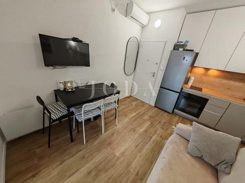 Location: Primorsko-goranska županija, Novi Vinodolski, Klenovica. NEWLY RENOVATED APARTMENT NEAR THE SEA We are selling a 37m2 apartment in a quiet location in Klenovica. The apartment consists of a kitchen with a living room and a dining room, a be...