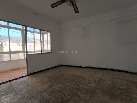 Excellent opportunity to acquire an apartment in El Ejido on the second floor by stairs, this apartment consists of 3 bedrooms, 1 bathroom, large kitchen with laundry room and terrace with glass.