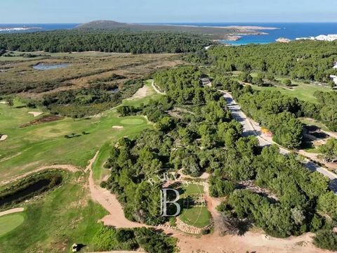 Magnificent 10,942 m² buildable plot located on the edge of the prestigious Son Parc golf course in Menorca. The location offers views of the sea, the golf course, and the surrounding nature. This 