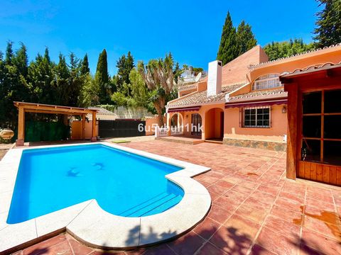 Magnificent villa located in the Campomijas urbanization The property boasts a built area of 252 m² on a 1105 m² plot offering complete privacy as it is visually isolated from neighbors and with its southeast orientation it allows you to enjoy the pl...