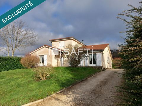 Beaucoup de charme pour cette maison de 2008 de 156 m² située à Mailley & Chazelot 70 (30 mn de Besançon Nord), implantée sur un terrain de 1200 m². Elle bénéficie d'un environnement verdoyant au bord des champs, d'une terrasse couverte sans vis à vi...