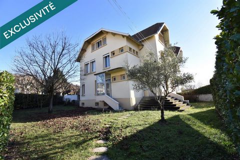 Exclusivité SAFTI! Au coeur de Saint-Clair-du-Rhône venez découvrir cette bâtisse de 228m² édifiée sur un terrain de 543m². Si vous cherchez une maison avec du volume et du cachet alors cette maison est faite pour vous! Elle est distribuée au rez-de-...