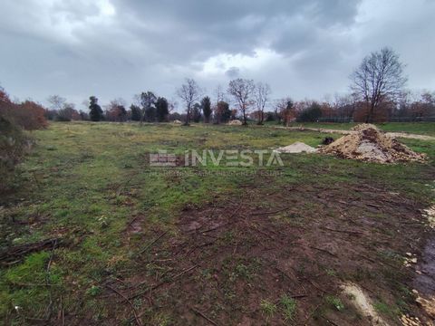 Location: Istarska županija, Vodnjan, Peroj. Located in Peroj, several agricultural plots are for sale. The land is flat and of regular shape, with access via a well-maintained road. There are 6 plots of varying sizes (from 470m² to 1200m²), just 2.5...