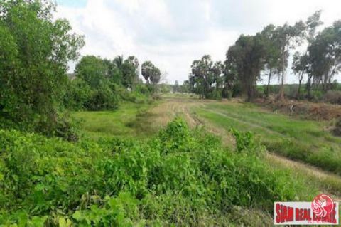 A large lush land plot is for sale in Kok Kloi, Phang Nga. Located just north of Phuket island this 576 sqm land ( 0-1-440 has an excellent concrete road access. The land is flat and there is electricity available making it easy to build or develop. ...