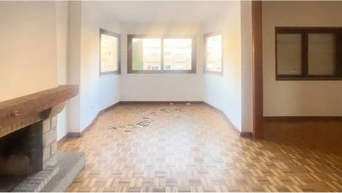 4-Zimmer-Wohnung mit 156m2 Bruttofläche in Creixomil, Guimarães. Möglichkeit der vollständigen Befreiung von der IMT und der Stempelsteuer gemäß dem Gesetzesdekret Nr. 48-A/2024. Die Umgebung ist geprägt von Mehrfamilienhäusern ähnlicher Höhe. Es bef...