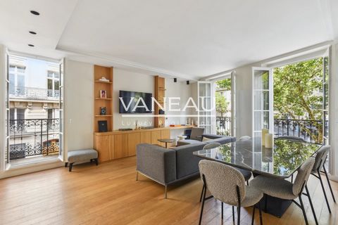 El grupo VANEAU le invita a descubrir una propiedad rara y excepcional: un magnífico pied-à-terre de 50 m², completamente renovado con cuidado por un arquitecto, que combina elegancia contemporánea y materiales de alta gama. Situado en el codiciado b...