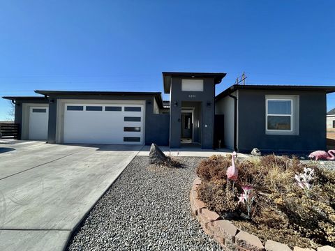 Welcome to the Volcano Cliffs Subdivision. Million Dollar Views all around. This house has a rooftop balcony that has panoramic views of the Mountains, City and Volcano's. This house was built a little over 2 years ago in this very Desirable neighbor...