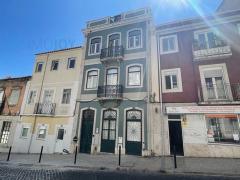 We present this charming 2 bedroom flat, with river view and home staging included, inserted in a fully recovered building, in a family and residential area close to Santa Apolónia. With 20m² of kitchen and living room in open space, this property st...