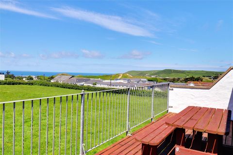 For sale in Croyde is this surprisingly spacious villa style home which is just a short walk from the beach and village and it enjoys fantastic views to the sea and Lundy Island. Once you step inside, you really do not expect the generous accommodati...