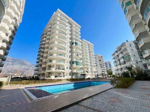 Wohnung mit Möbeln und Geräten in Alanya - 450 Meter vom Strand entfernt Die Wohnung mit Panoramafenstern und einer schönen Aussicht in Alanya wartet auf ihren neuen Besitzer! Mit einer Fläche von 120 m² ist diese Wohnung mit zwei Schlafzimmern ideal...