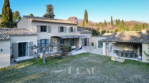 Saint-Rémy de Provence, au calme, charmante maison de 210 m2 habitables rénovée en 2000 et située dans un secteur prisé au coeur des Alpilles. Les pièces de vie sont lumineuses et ouvrent sur le jardin paysager de 5 430 m2. Le rez-de-chaussée distrib...