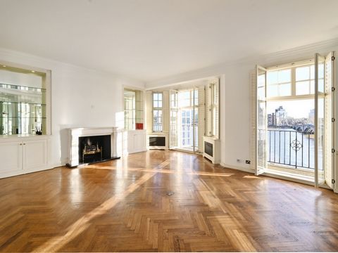 Questo eccezionale appartamento con 3 camere da letto si trova al 2 ° piano dei ricercatissimi Mores Gardens a Chelsea, SW3, e si estende su circa 1.800 piedi quadrati con soffitti alti di oltre 3 metri. Situata all'interno di uno splendido palazzo i...