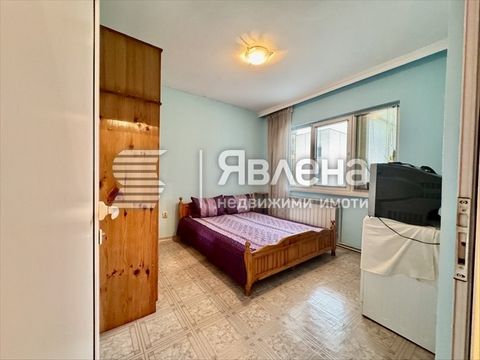 Appartamento con una camera da letto, situato su Blvd. East 139 a Plovdiv, offre intimità e comfort. Il soggiorno è spazioso e arredato con un grande e comodo divano e tavolino, creando un'atmosfera piacevole e rilassante. Le ampie finestre forniscon...