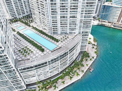 Très rarement répertorié, belle ligne 02 « Corner Unit » directement sur la rivière Miami avec une vue imprenable sur la baie de Biscayne jusqu’à l’océan Atlantique, et donnant sur la piscine sur le toit. Cuisine contemporaine récemment rénovée avec ...