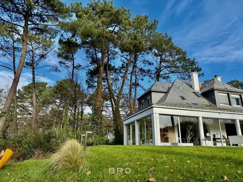 ' Colette ' Maison familiale de 230 m2 à Vannes Située dans un quartier prisé de Vannes, cette maison pleine de charme et de potentiel est idéale pour une famille en quête de confort et d’espace. Avec ses 230 m2 de surface habitable, elle offre un ca...