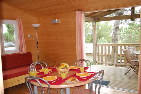 Las casas de madera separadas y de madera se extienden alrededor del parque de vacaciones. Cada uno tiene aire acondicionado, una terraza cubierta y muebles de jardín de teca. Los interiores están bien cuidados y amueblados agradablemente.