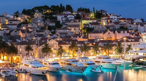 Ein bedeutendes Steingebäude aus dem Jahr 1920, voller Charakter und seit einem Jahrhundert unter der Obhut unserer Familie, ziert das Herz von Stari Grad in Hvar und thront stolz über dem Hauptplatz. Es liegt direkt am plätschernden Meer, nur wenige...