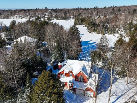 Découvrez cette magnifique demeure avec près de 200 pi de frontage sur le Lac Parent et une intimité inégalée. À 15 minutes de St-Sauveur et St-Jérôme, profitez des sentiers pour le vélo, la randonnée et le ski de fond. Le terrain de plus de 44 000 p...