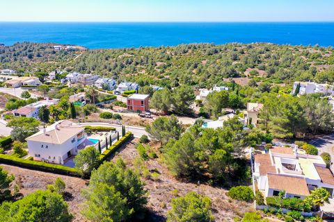 This building plot of 543 m2 with its unique location, at only 2 minutes from the typical fishing village of Burgau and a few meters from the local beautiful beach with easy access at walking distance is the ideal opportunity to build your dream hous...